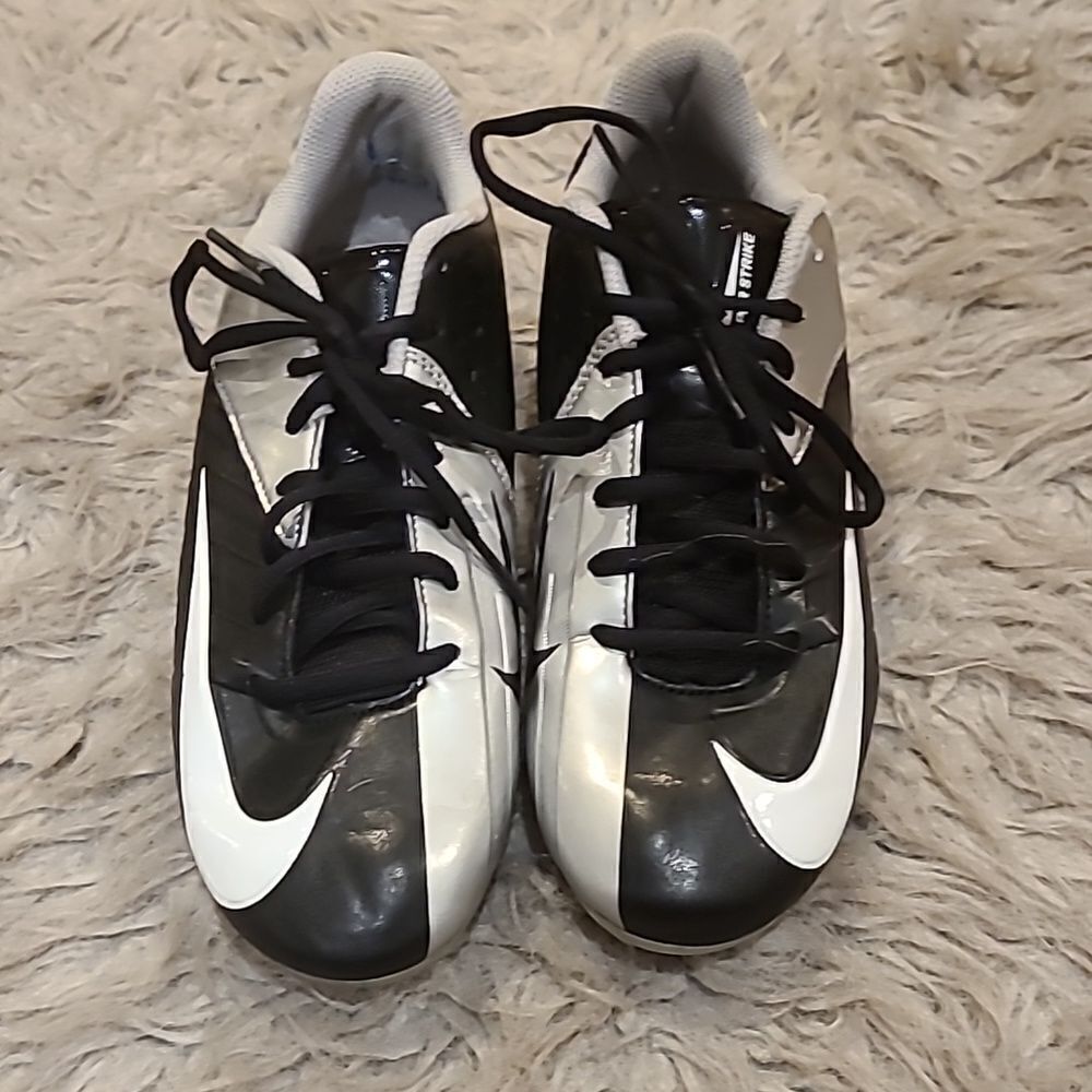 Nike vapor strike mens black, silver and white football cleats size 8